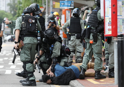 홍콩 경찰들이 지난 24일 중국의 국가보안법 제정 움직임에 반대하는 시위에 참석한 한 시민을 제압하고 있다. 홍콩=EPA연합뉴스