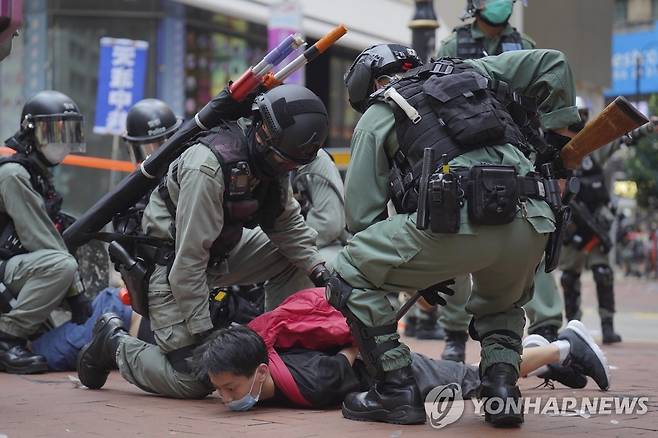 경찰에 체포되는 '홍콩 국가보안법' 반대 시위대 (홍콩 AP=연합뉴스) 24일 홍콩 도심 코즈웨이베이에서 중국의 '홍콩 국가보안법' 제정에 반대하는 시위 참가자가 경찰에 체포되고 있다. leekm@yna.co.kr