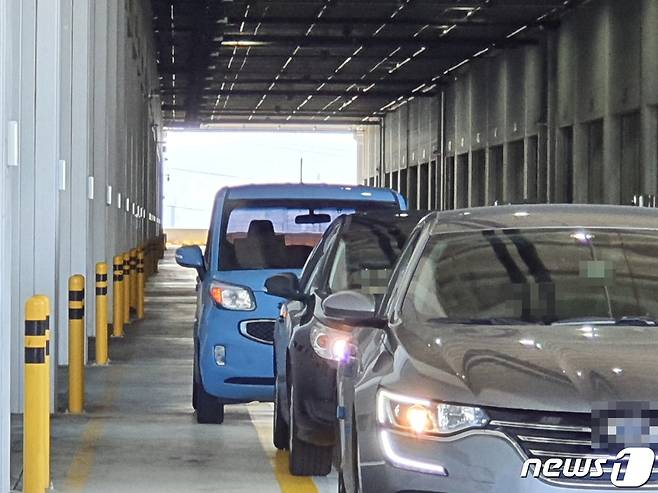 쿠팡 플렉스 배송 일반인 차량이 27일 오후 경기 부천시 사무실 화장실 앞에 정차하고 있다. © 뉴스1 황덕현 기자