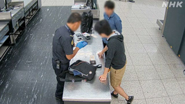 아동 포르노를 소지하고 있다가 공항 검색대에 붙집힌 일본인 남성/NHK