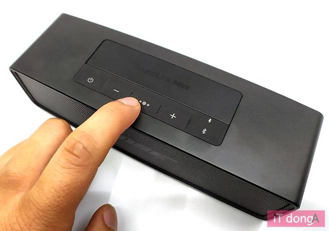 다기능 버튼을 눌러 스마트폰 음성 비서 기능도 쓸 수 있다