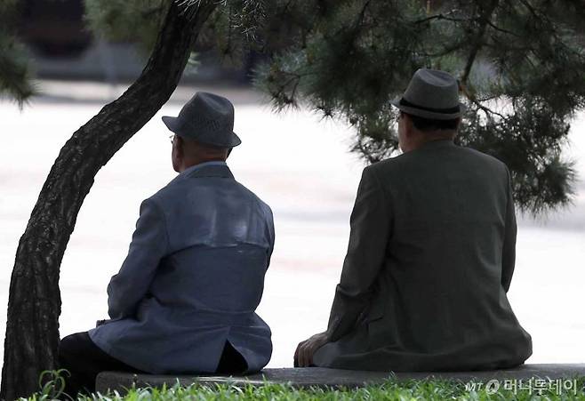 공원에 앉아있는 노인들. /사진=뉴시스