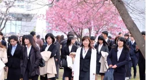 지난해 4월 게이오대에서 입학식이 끝난 뒤 신입생들이 미소를 지으며 벚꽃이 핀 교정을 걸어나오는 모습. 게이오대 유튜브 캡처