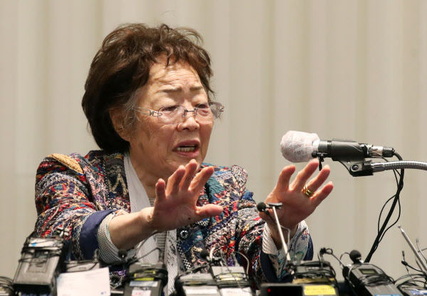 일본군 위안부 피해자 이용수(92) 할머니가 25일 오후 대구 인터불고 호텔에서 정의기억연대 성금 유용 등 의혹에 대한 2차 기자회견을 하고 있다. /연합뉴스