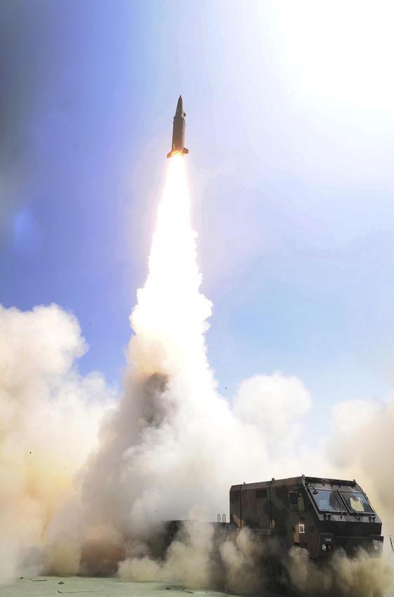 2017년 6월 현무-2C의 시험 발사 장면. 지난 3월 시험 발사한 현무-4는 아직 시험 발사 장면이 공개되지 않았다. [국방부]