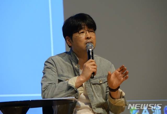 【제주=뉴시스】배상철 기자 = 탁현민 대통령 행사기획 자문위원이 15일 오후 제주대학교 아라뮤즈홀에서 ‘기획의 힘, 상상력의 힘’이라는 주제로 초청 강연을 하고 있다. 2019.05.15. bsc@newsis.com