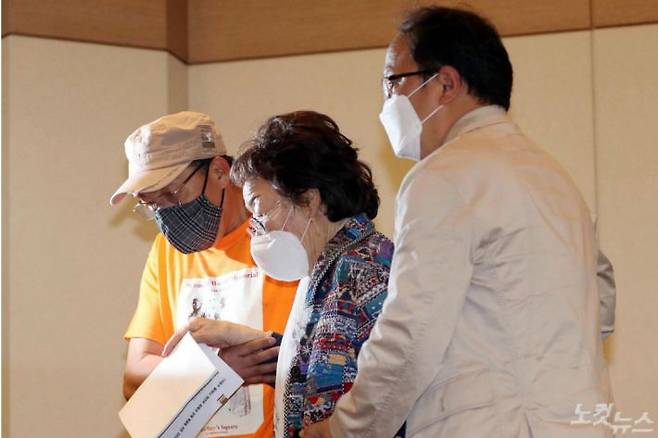 일본군 위안부 피해자 이용수 할머니가 25일 오후 대구 수성구 만촌동 인터불고 호텔에서 기자회견을 갖기 위해 입장하고 있다. (사진=이한형 기자)