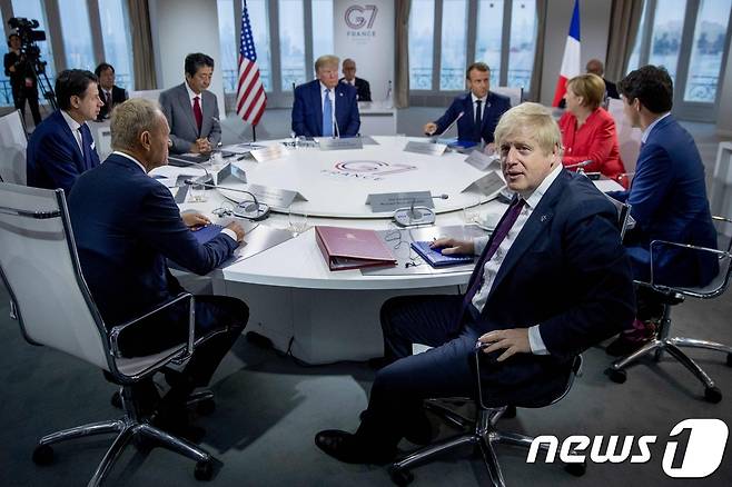 도널드 트럼프 미국 대통령 등 G7 정상과 도날트 투스크 EU 정상회의 상임의장이 2019년 8월  25일(현지시간) 프랑스 비아리츠에서 국제 경제와 무역, 안보 어젠다(의제) 관련 회의를 하고 있다. © AFP=뉴스1 © News1 우동명 기자