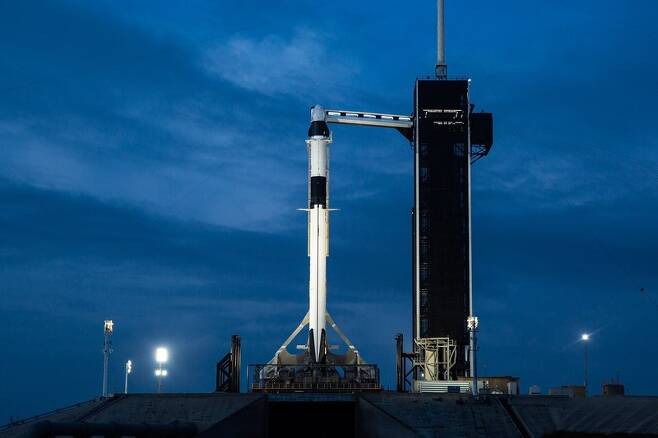 케네디우주센터 39A 발사대에서 대기중인 팰컨9 로켓과 유인 우주선 ‘크루 드래건’. 스페이스엑스 제공