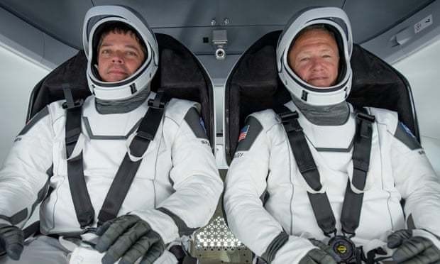 최초의 민간 유인 우주선 크루 드래건에 탑승한 밥 벤켄(왼쪽)과 더그 헐리. 스페이스엑스 제공