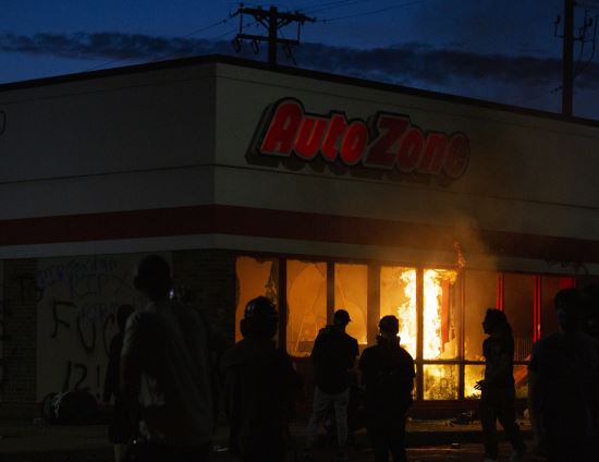 미국 미네소타주 미니애폴리스에 있는 자동차 부품 판매점 ‘오토 존’ 매장이 지난 27일 흑인 사망 사건에 분노한 시위대들의 방화로 불타고 있다. AP뉴시스