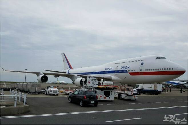 지난해 10월 일본 도쿄의 하네다 국제공항에서 이륙 준비를 하고 있는 보잉 747-400 모델의 공군 1호기. (사진=김형준 기자)