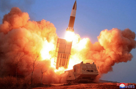 북한이 ‘신형 전술유도무기’라고 주장하는 ‘북한판 에이태킴스 미사일’(KN-24) 발사 모습. 자유낙하하다 상승하는 ‘풀업기동’이 특징이다. 조선중앙통신