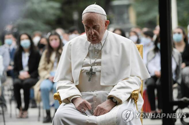 30일(현지시간) 프란치스코 교황이 바티칸 정원에서 묵주 기도를 올리고 있다.[AFP=연합뉴스]
