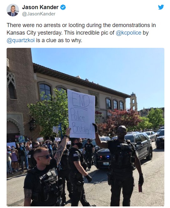 캔자스 시티에서 경찰들이 "경찰의 만행을 끝내라"는 팻말을 들고 시위를 벌이고 있다. - 트위터 갈무리 © 뉴스1