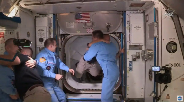 크루 드래건의 우주인 로버트 벤켄(왼족 검은옷)과 더글러스 헐리(오른쪽 검은옷)가 1일 2시 2분 해치를 열고 우주정거장으로 들어와 미국과 러시아 우주인과 포옹하고 있다./NASA