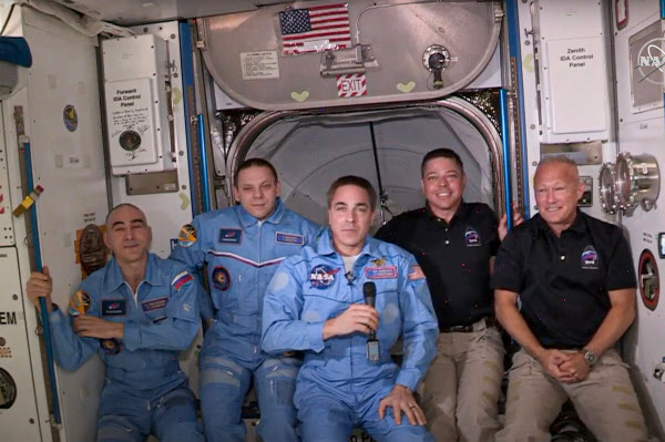 국제우주정거장에서 기자회견 중인 우주인들. 맨 오른쪽부터 크루 드래건을 타고 온 NASA의 더글러스 헐리, 로버트 벤켄, 우주정거장에서 임무를 하고 있던 NASA의 크리스캐시디, 러시아 우주인 이반 바그너, 아나톨리 이바니신./NASA