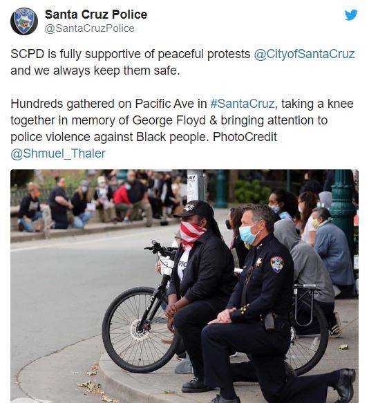 지난 31일(현지시간) 미 캘리포니아주 샌타크루즈시 경찰의 공식 트위터 계정에 올라온 무릎꿇기 사진. 트위터 캡처