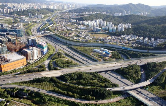 2007년 전 구간이 개통한 서울외곽순환선은 경기도 주요 도시와 서울, 인천 일부지역을 원형으로 연결한다. 올해 9월에는 30년 만에 '수도권제1순환선'으로 명칭이 바뀐다. 중앙포토