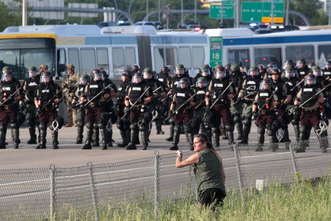 미 경찰이 미네소타주 미니애폴리스의 고속도로에서 시위대를 감시하고 있는 모습./사진=AFP