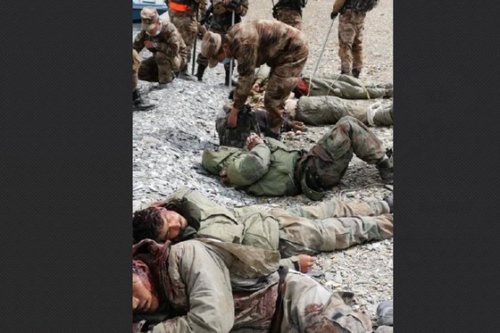 혼절한 것으로 보이는 인도군 병사들이 땅바닥에 쓰러져 있고 주위엔 중국 인민해방군 병사들이 보인다. 쇠파이프 등을 든 중국군이 마스크를 착용하고 있는 것으로 보아 최근에 찍힌 사진으로 추정된다. [중국 웨이보 캡처]