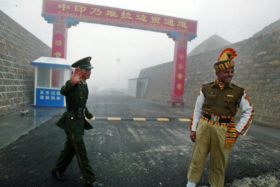 중국과 인도의 무역 통로인 나투라 검문 초소에 중국군과 인도군이 나란히 서 있는 모습이 카메라에 잡혔다. [중국 웨이보 캡처]
