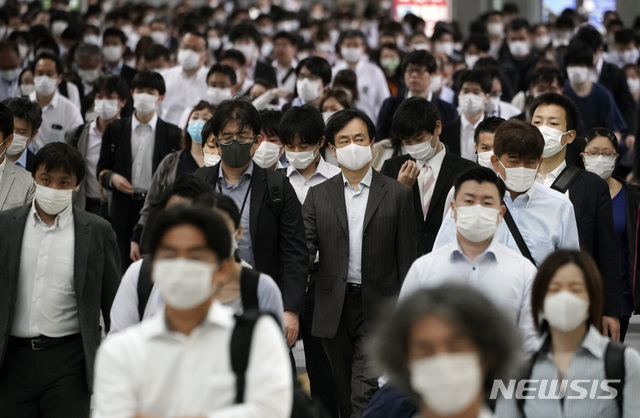 [도쿄=AP/뉴시스]지난달 26일 일본 도쿄의 한 지하철 역 통로에 마스크를 시민들이 가득하다. 2020.05.27.
