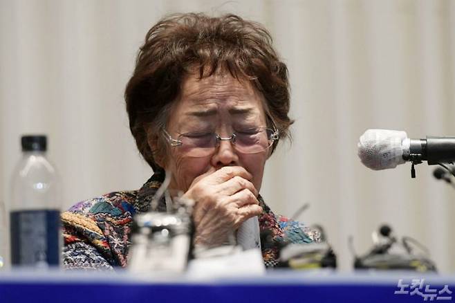 정의연 후원금 유용 의혹을 폭로한 일본군 위안부 피해자 이용수 할머니가 지난달 25일 대구 수성구 만촌동 인터불고 호텔에서 2차 기자회견을 열고 발언을 중 기침을 하고 있다. (사진=이한형 기자/자료사진)