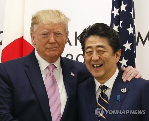 2019년 6월 일본 오사카(大阪)의 국제회의장에서 도널드 트럼프 미국 대통령(왼쪽)과 아베 신조(安倍晋三) 일본 총리가 주요 20개국(G20) 정상회의에 앞서 만나고 있다. [EPA=연합뉴스 자료사진]
