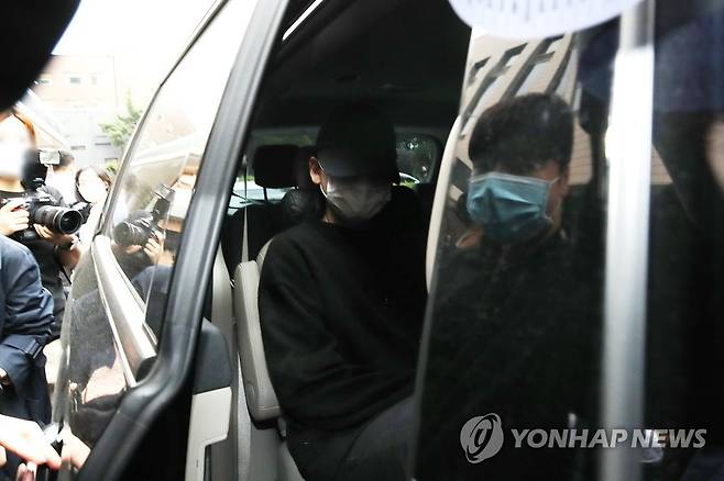 취재진에 둘러싸인 장용준 (서울=연합뉴스) 강민지 기자 = '음주운전ㆍ운전자 바꿔치기' 혐의로 재판에 넘겨진 래퍼 장용준(가운데)이 2일 오전 서울 마포구 서부지법에서 열린 선고 공판을 마치고 차에 탑승해 있다. 장용준은 1심에서 집행유예를 선고받았다. 2020.6.2 mjkang@yna.co.kr