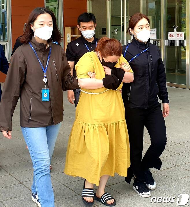 의붓아들을 가방에 가둔 계모가 구속영장실질심사를 받기 위해 대전지법 천안지원에 들어가고 있다.© 뉴스1