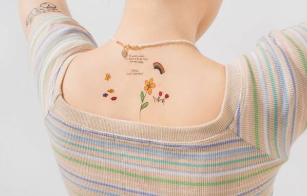 지난 여행을 추억하는 포스트카드 에디션. 올해 코로나19로 여행을 가지 못하게 됐다는 점을 고려해 출시한 제품. (사진 = 인스턴트 타투)