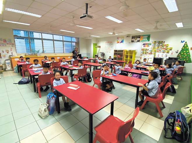 싱가포르의 한 초등학교에서 학생들이 책상 양 옆으로 떨어져 앉아 수업을 받고 있다. [연합]