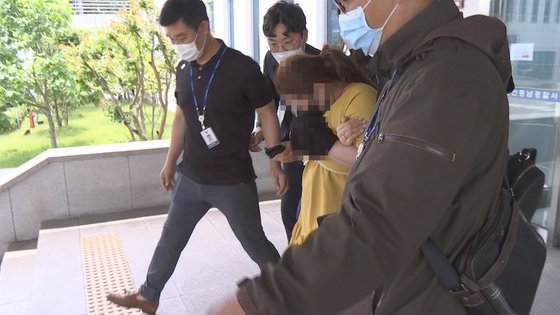 의붓아들을 여행가방에 감금해 숨지게 한 계모가 지난 3일 오후 영장실짐심사를 받기 위해 천안동남경찰서를 나서고 있다. JTBC 이우재 기자