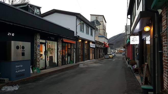 2년 만에 깔끔하게 바뀐 골목길. 마을호텔 18번가 협동조합 제공