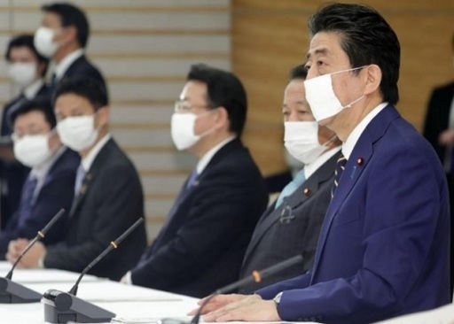 긴급사태 선포 당시의 일본 아베 신조 총리(오른쪽) 모습. 연합뉴스