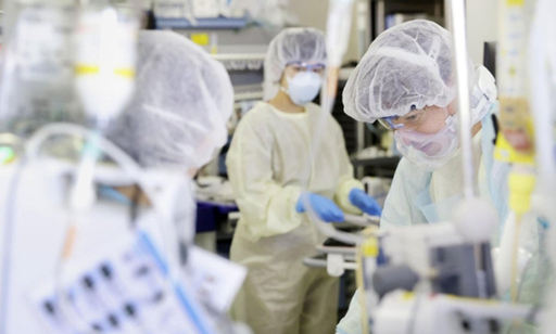 일본 가나가와에서 의료진이 코로나19 중환자를 돌보는 모습. 연합뉴스