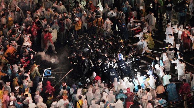 2008년 6월 미국산 쇠고기 수입반대 시위에서 강제해산을 위한 진압작전을 하던 중 전경 1개중대가 29일 서울 태평로에서 시위대에 포위되어 있다. 고영권 기자