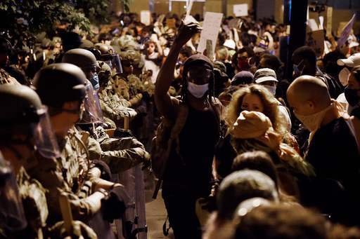 지난 3일(현지시간) 야간통행금지령 내려진 미국 워싱턴DC 백악관 인근에서 경찰이 '흑인 사망' 시위대와 대치하고 있다. 워싱턴=AFP연합뉴스