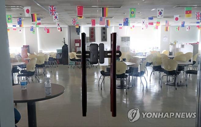 잇따라 확진자 발생 중인 '리치웨이' (서울=연합뉴스) 김인철 기자 = 서울 관악구의 건강용품 방문판매업체 '리치웨이'에 다녀온 중장년층 방문자들과 이곳의 직원들이 잇따라 신종 코로나바이러스 감염증(코로나19) 확진 판정을 받고 있는 5일 오후 서울 관악구 신림동 리치웨이 출입문이 잠겨 있다. 2020.6.5 yatoya@yna.co.kr