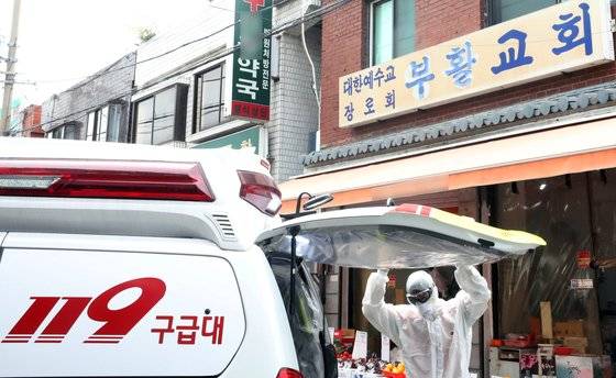 인천 개척교회 모임 관련 신종 코로나바이러스 감염증(코로나19) 확진자가 급속도로 불어나고 있는 가운데 2일 오후 서울 양천구 부활교회 앞에서 119 구급대 대원이 긴급이송 작업을 하고 있다. 뉴스1