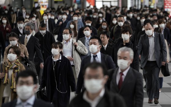 2019년 합계출산율이 1.36으로 하락하자 일본 사회가 충격에 빠졌다. 지난 4월 도쿄역에서 마스크를 쓴 채 출근을 서두르는 시민들의 모습. [EPA=연합뉴스]