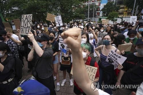 (도쿄 AP=연합뉴스) 6일 일본 수도 도쿄에서 미국 흑인 남성 조지 플로이드의 죽음에 항의하는 미국인들의 시위에 연대하는 집회가 열리고 있다. leekm@yna.co.kr