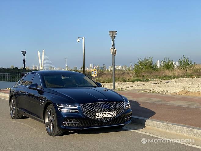 신차는 2008년 현대 제네시스(BH), 2013년 제네시스(DH)에 이은 3세대 모델이다. 2세대 DH의 연식변경 모델부터 브랜드가 독립하며 G80이라는 이름을 얻었다