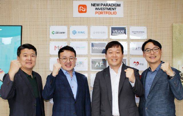 왼쪽부터 뉴패러다임인베스트먼트 배상승 공동대표, 잇플루언서 강인석 연구소장, 이장원 대표, 뉴패러다임인베스트먼트 박제현 공동대표 (사진제공=토스트앤컴퍼니)