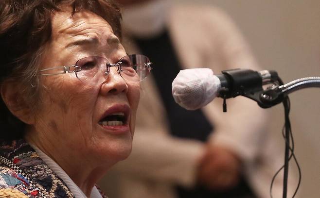 일본군 ‘위안부’ 피해자인 이용수 할머니가 25일 오후 대구 수성구 인터불고 호텔에서 두 번째 기자회견을 열어 입장 발표를 하고 있다. 백소아 기자 thanks@hani.co.kr