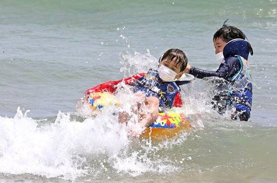 ’덥다 더워“ 해운대 마스크 물놀이