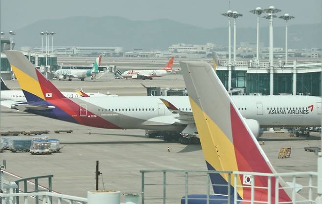 코로나19 사태로 하늘길이 막히면서 인천국제공항에 아시아나 항공기들이 늘어서 있다. ⓒ시사저널 고성준