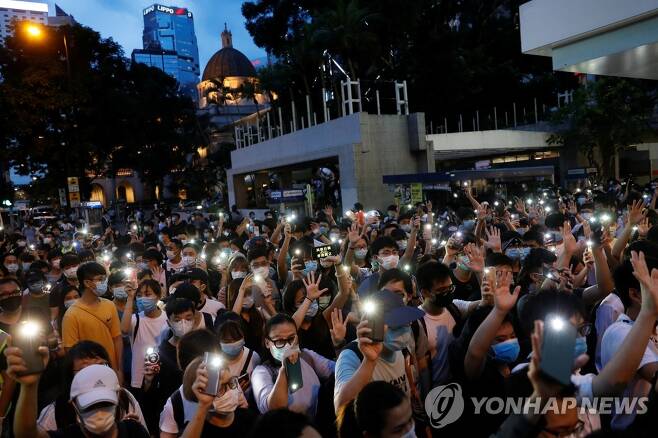 홍콩 시위 1주년 맞아 시가행진하는 시민들 (홍콩 로이터=연합뉴스) 홍콩의 민주화를 요구하는 시민들이 9일 '범죄인 인도 법안'(송환법) 반대 100만명 시위 1주년을 맞아 휴대전화 조명을 켜고 거리를 행진하고 있다. jsmoon@yna.co.kr