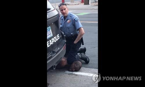 다넬라 프레이저가 촬영한 동영상의 한 장면. 경찰관 데릭 쇼빈(44)이 무릎으로 엎드린 흑인 조지 플로이드(46)의 목을 찍어 누르고 있다. [AFP=연합뉴스, 다넬라 프레이저의 페이스북 동영상에서 발췌]